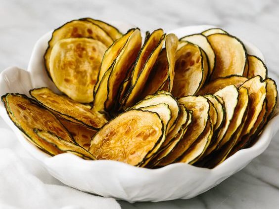 zucchini chips in a bowl for this food entry. caribu mommy mom mother's blog that gives parenting advice for kids, children, toddlers, preschoolers.